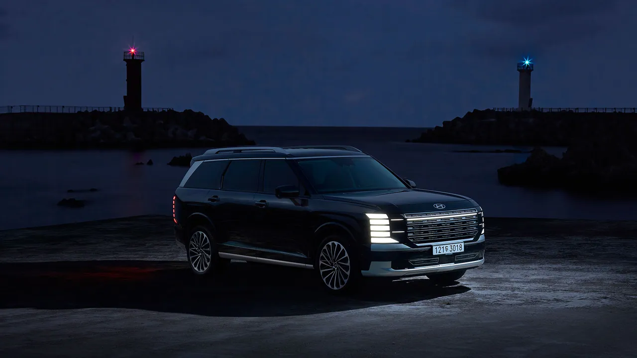 야간 해안의 SUV